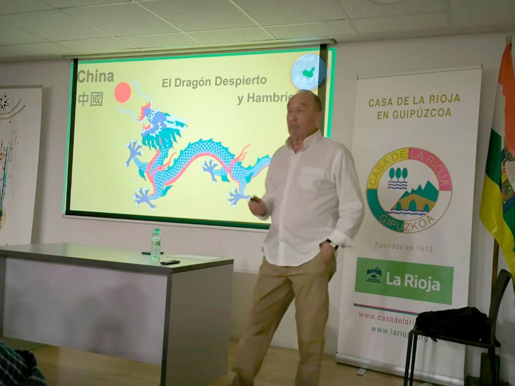 conferencia sobre China, el "dragón despierto y hambriento"